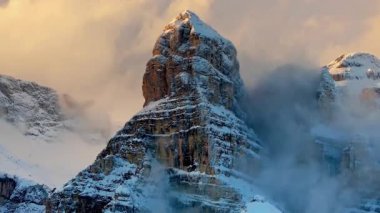 İtalya 'nın Dolomitler kentindeki dağlarda karlı hava aracı görüntüsü