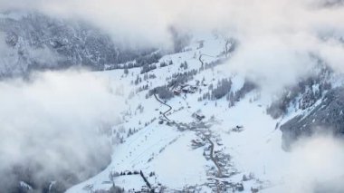 Güney Tyrol, Dolomites, Kuzey İtalya 'da karla kaplı Colfosco dağ köyünün insansız hava aracı görüntüsü