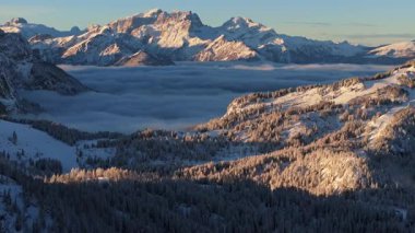 İtalya 'nın Dolomitler kentindeki dağlarda karlı hava aracı görüntüsü