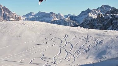Belluno, İtalya - 12 Ocak 2025: Dolomitlerdeki Giau Geçidi 'nde kar kayağı yapan bir sporcunun hava aracı görüntüsü