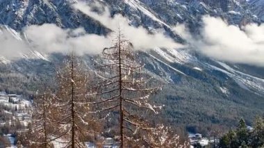 İtalya 'nın Dolomitler kentindeki Cortina d' Ampezzo kayak merkezinin insansız hava aracı görüntüsü