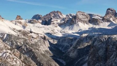 Kuzeydoğu İtalya 'nın Sexten Dolomitlerindeki Tre Cime di Lavaredo' nun hava aracı görüntüsü. Arka planda mavi gökyüzü var.