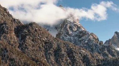 Bulutlardaki dağların, Dolomitlerin, İtalya 'daki hava aracı görüntüsü.