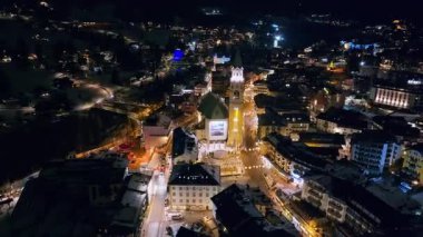 Cortina d 'Ampezzo, İtalya - 12 Ocak 2025: Dolomites, İtalya' daki Cortina d 'Ampezzo kasabasındaki binaların hava aracı görüntüsü