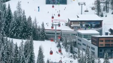 Corvara, Badia, İtalya - 11 Ocak 2025: Corvara, Güney Tyrol 'da bir kayak asansörünün insansız hava aracı görüntüsü