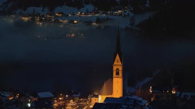 San Lorenzo Kilisesi 'nin insansız hava aracı görüntüsü Dolomites, İtalya' daki Selva di Cadore komün 'ünde gece aydınlandı.