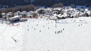 Güney Tyrol, Dolomitler ve Kuzey İtalya 'daki Colfosco' da kayak yapan insanların insansız hava aracı görüntüsü