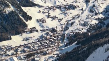 Kuzey İtalya 'daki Güney Tyrol, Dolomitler ve karla kaplı Corvara köyünün insansız hava aracı görüntüsü.