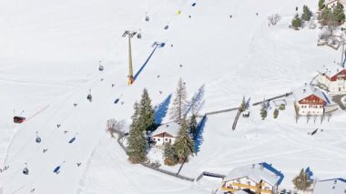 Güney Tyrol, Dolomites, Kuzey İtalya 'da karla kaplı Colfosco dağ köyünün insansız hava aracı görüntüsü