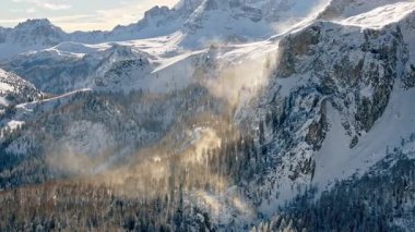 İtalya 'nın Dolomitler kentindeki dağlarda karlı hava aracı görüntüsü