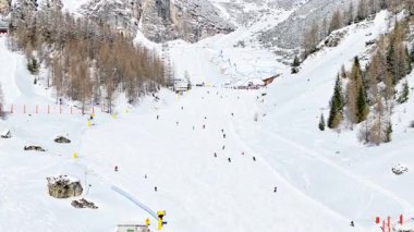 Güney Tyrol, Dolomitler ve Kuzey İtalya 'daki Colfosco' da kayak yapan insanların insansız hava aracı görüntüsü