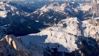 Kuzeydoğu İtalya 'da Dolomitler' deki Marmolada Dağı 'nın arka planında mavi gökyüzü olan hava aracı görüntüsü.
