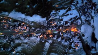 Selva di Cadore 'un hava aracı görüntüsü gece aydınlandı Belluno, Dolomites, İtalya' da
