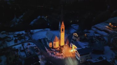 San Lorenzo Kilisesi 'nin insansız hava aracı görüntüsü Dolomites, İtalya' daki Selva di Cadore komün 'ünde gece aydınlandı.