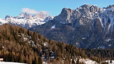 İtalya 'nın Dolomitler kentindeki dağlarda karlı hava aracı görüntüsü