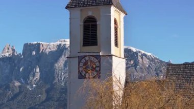 İtalya 'nın Dolomitlerdeki Renon Platosu' ndaki Soprabolzano köyündeki kilisenin insansız hava aracı görüntüsü.