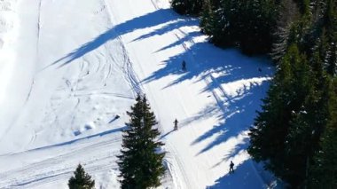 Col dei Baldi, Alleghe 'deki bir kayak merkezinin Dolomitler' de gündüz vakti insansız hava aracı görüntüsü.