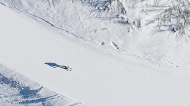 Col dei Baldi, Alleghe 'deki bir kayak merkezinin Dolomitler' de gündüz vakti insansız hava aracı görüntüsü.