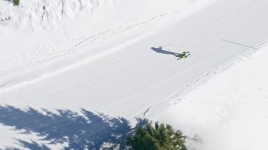 Col dei Baldi, Alleghe 'deki bir kayak merkezinin Dolomitler' de gündüz vakti insansız hava aracı görüntüsü.