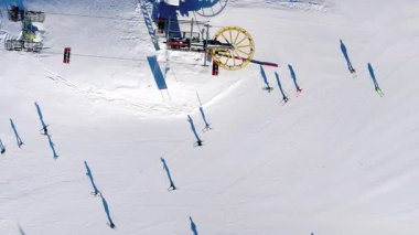 Col dei Baldi, Alleghe 'deki bir kayak merkezinin Dolomitler' de gündüz vakti insansız hava aracı görüntüsü.