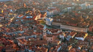 Venice City, İtalya 'daki binaların hava aracı görüntüsü