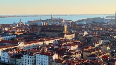 Venice City, İtalya 'daki binaların hava aracı görüntüsü