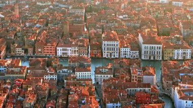 Venice City, İtalya 'daki binaların hava aracı görüntüsü
