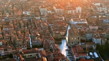 Venice City, İtalya 'daki binaların hava aracı görüntüsü
