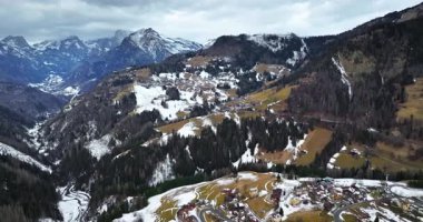İtalya 'nın Dolomitler kentindeki dağlarda karlı hava aracı görüntüsü
