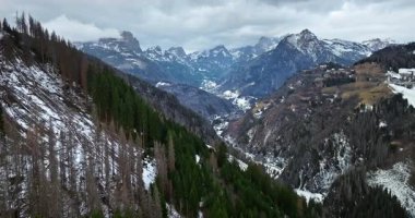 İtalya 'nın Dolomitler kentindeki dağlarda karlı hava aracı görüntüsü