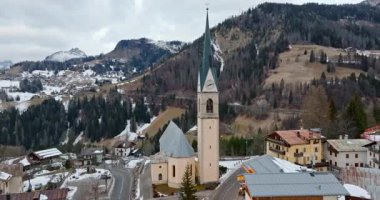 Selva di Cadore komünü, Dolomitler, İtalya 'daki San Lorenzo Kilisesi' nin insansız hava aracı görüntüsü.