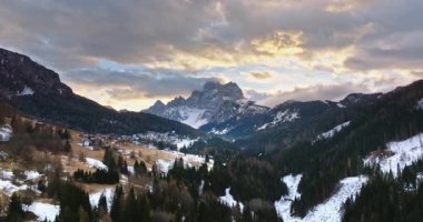 İtalya 'nın Dolomitler kentindeki dağlarda karlı hava aracı görüntüsü