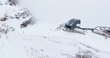 Portavescovo 'nun Arabba, İtalya' da karla kaplı hava aracı görüntüsü