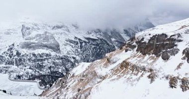 Portavescovo 'nun Arabba, İtalya' da karla kaplı hava aracı görüntüsü