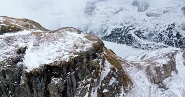 Portavescovo 'nun Arabba, İtalya' da karla kaplı hava aracı görüntüsü