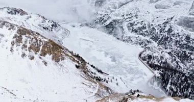 Portavescovo 'nun Arabba, İtalya' da karla kaplı hava aracı görüntüsü