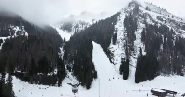 İtalya 'nın Dolomitlerdeki Arabba kayak merkezinin insansız hava aracı görüntüsü