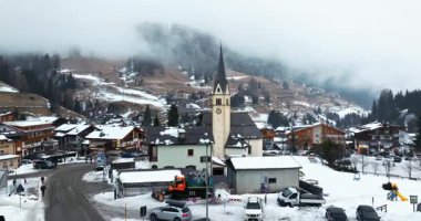 Arabba, İtalya - 8 Ocak 2025: Dolomitler, İtalya 'daki Arabba dağ köyünün insansız hava aracı görüntüsü
