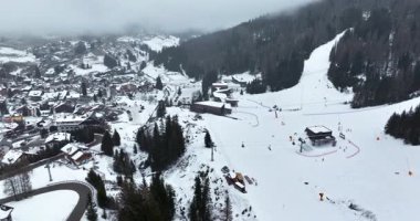 İtalya 'nın Dolomitlerdeki Arabba kayak merkezinin insansız hava aracı görüntüsü