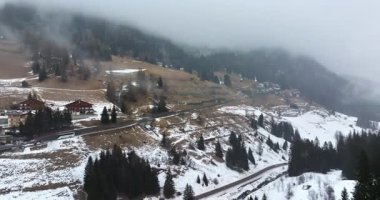 İtalya 'nın Dolomitler kentindeki Arabba dağ köyünün insansız hava aracı görüntüsü