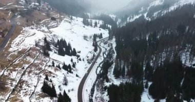 İtalya 'nın Dolomitler kentindeki Arabba dağ köyünün insansız hava aracı görüntüsü