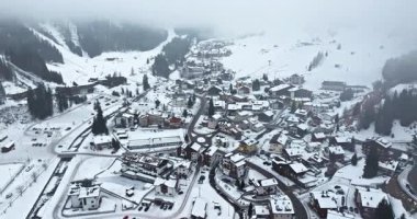 Arabba, İtalya - 8 Ocak 2025: Dolomitler, İtalya 'daki Arabba dağ köyünün insansız hava aracı görüntüsü