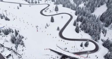 Güney Tyrol 'daki Corvara' da bir kayak asansörünün hava aracı görüntüsü, Dolomitler.