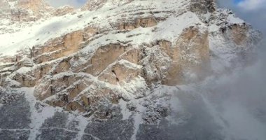 Dolomitler, İtalya 'daki Sassongher Dağı' ndaki kar aracının arka planında mavi gökyüzü olan görüntüsü.