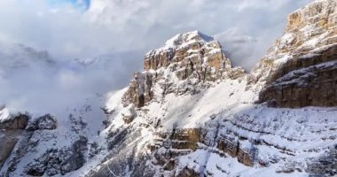 İtalya 'nın Dolomitler kentindeki Sassongher Dağı' ndaki karlı hava aracı görüntüsü.