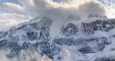 Gardena Geçidi 'nin hava aracı görüntüsü bulutlarda, Dolomitler' de, İtalya 'da yüksek dağ geçidi