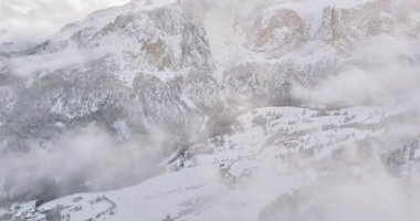 Gardena Geçidi 'nin hava aracı görüntüsü bulutlarda, Dolomitler' de, İtalya 'da yüksek dağ geçidi