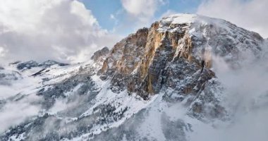 Gardena Geçidi 'nin hava aracı görüntüsü bulutlarda, Dolomitler' de, İtalya 'da yüksek dağ geçidi