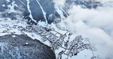 Kuzey İtalya 'daki Güney Tyrol, Dolomitler ve karla kaplı Corvara köyünün insansız hava aracı görüntüsü.