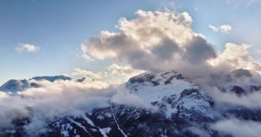 Gardena Geçidi 'nin hava aracı görüntüsü bulutlarda, Dolomitler' de, İtalya 'da yüksek dağ geçidi